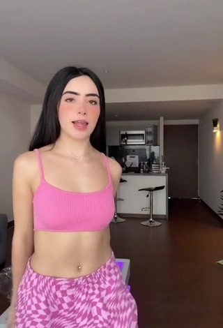 Amaranta Venegas Looks Sexy in Pink Crop Top while Twerking