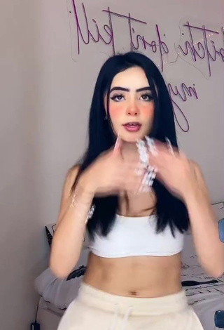 2. Magnificent Amaranta Venegas Shows Cleavage in White Crop Top while Twerking