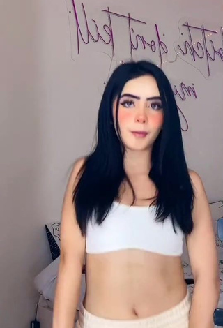 3. Magnificent Amaranta Venegas Shows Cleavage in White Crop Top while Twerking