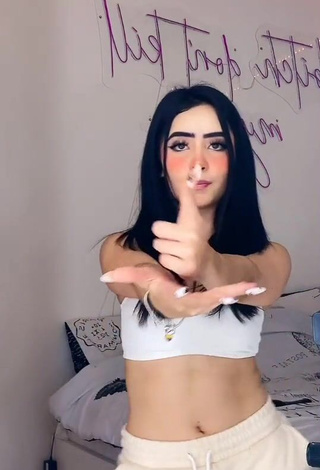 4. Magnificent Amaranta Venegas Shows Cleavage in White Crop Top while Twerking