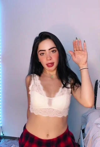 6. Cute Amaranta Venegas Shows Cleavage in White Bra while Twerking