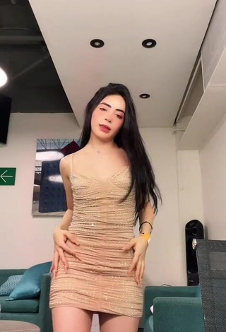 Sweetie Amaranta Venegas Shows Cleavage in Dress while Twerking