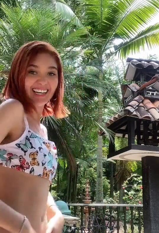 5. Alluring Amara Que Linda Shows Cleavage in Erotic Bikini