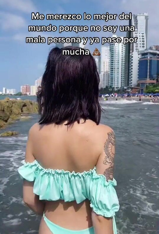 6. Beautiful Amara Que Linda Shows Cleavage in Sexy Turquoise Bikini at the Beach