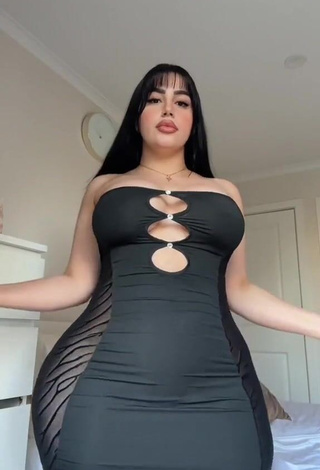 ameliasoforeign Demonstrates Amazing Big Butt while Twerking Braless