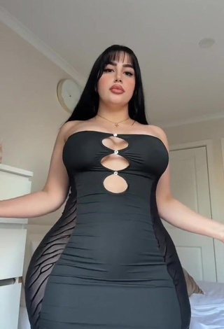 2. ameliasoforeign Demonstrates Amazing Big Butt while Twerking Braless