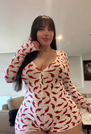 5. Elegant ameliasoforeign Shows Big Butt and Bouncing Breasts