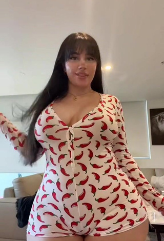 6. Elegant ameliasoforeign Shows Big Butt and Bouncing Breasts