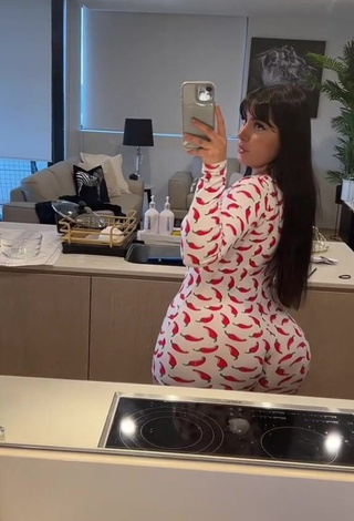 2. Attractive ameliasoforeign Shows Big Butt