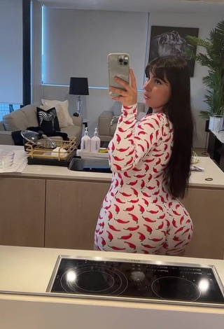 3. Attractive ameliasoforeign Shows Big Butt