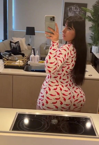 6. Attractive ameliasoforeign Shows Big Butt