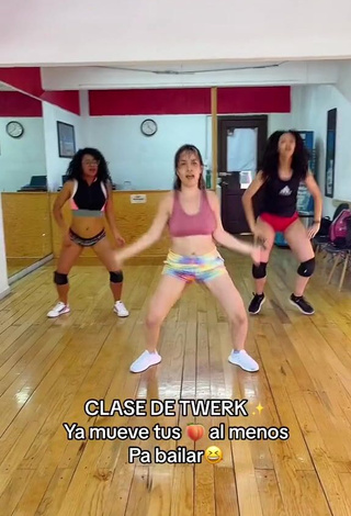3. andysistar407 Shows her Inviting Butt while Twerking