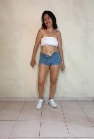 3. Sweetie andysistar407 in White Tube Top while Twerking