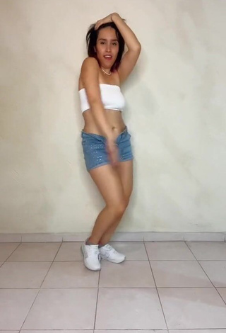 5. Sweetie andysistar407 in White Tube Top while Twerking