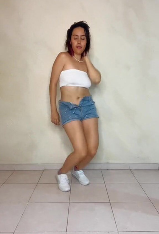 6. Sweetie andysistar407 in White Tube Top while Twerking