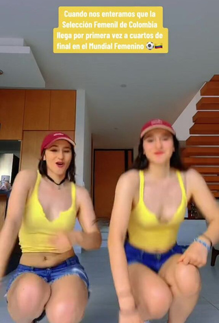 2. Cute Ara & Fer Hernández Shows Cleavage in Crop Top