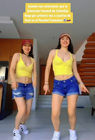 3. Cute Ara & Fer Hernández Shows Cleavage in Crop Top