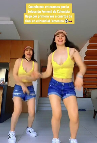 4. Cute Ara & Fer Hernández Shows Cleavage in Crop Top