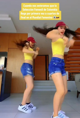 5. Cute Ara & Fer Hernández Shows Cleavage in Crop Top