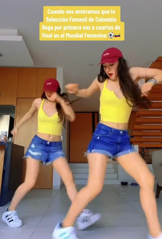 6. Cute Ara & Fer Hernández Shows Cleavage in Crop Top