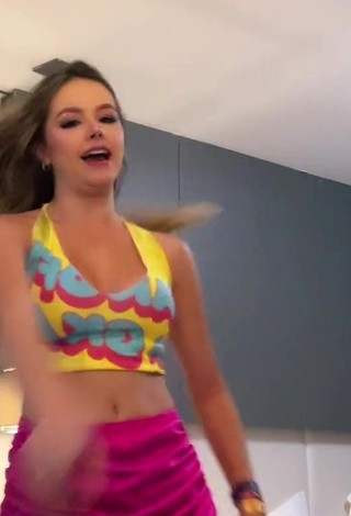 2. Fine bela Shows Cleavage in Sweet Crop Top