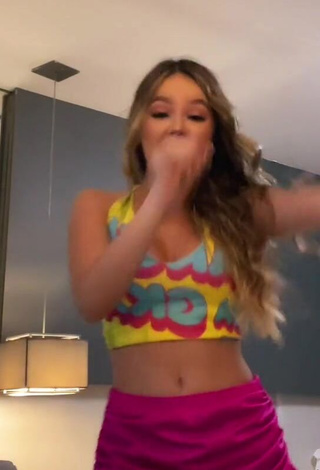 4. Fine bela Shows Cleavage in Sweet Crop Top