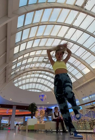 Diana Belitskay Looks Seductive in Crop Top