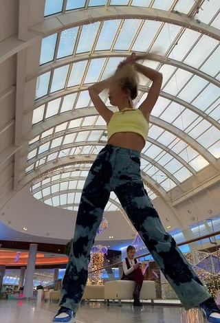 2. Diana Belitskay Looks Seductive in Crop Top