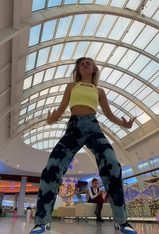 3. Diana Belitskay Looks Seductive in Crop Top