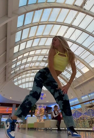 4. Diana Belitskay Looks Seductive in Crop Top