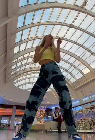 5. Diana Belitskay Looks Seductive in Crop Top