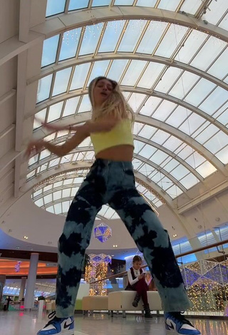 6. Diana Belitskay Looks Seductive in Crop Top