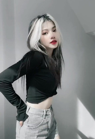 Dazzling Bùi Thảo Ly in Inviting Black Crop Top