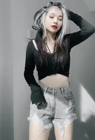 2. Dazzling Bùi Thảo Ly in Inviting Black Crop Top