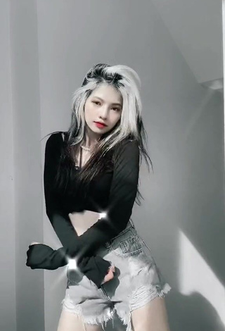 3. Dazzling Bùi Thảo Ly in Inviting Black Crop Top