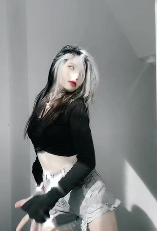 4. Dazzling Bùi Thảo Ly in Inviting Black Crop Top