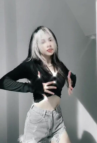 5. Dazzling Bùi Thảo Ly in Inviting Black Crop Top