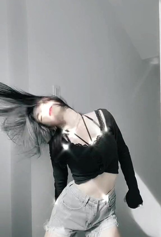 6. Dazzling Bùi Thảo Ly in Inviting Black Crop Top