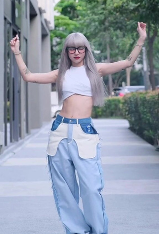 Alluring Bùi Thảo Ly in Erotic White Crop Top