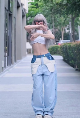 2. Alluring Bùi Thảo Ly in Erotic White Crop Top