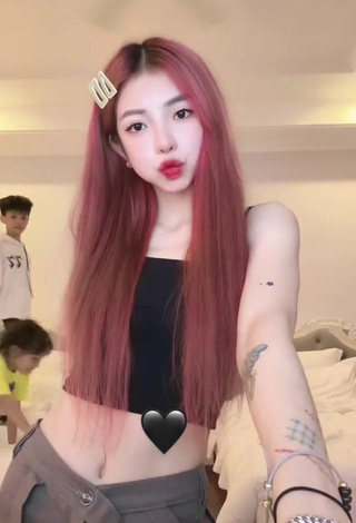 Hottest Bùi Thảo Ly in Black Crop Top