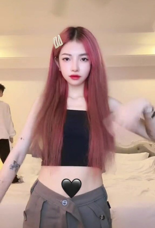 2. Hottest Bùi Thảo Ly in Black Crop Top