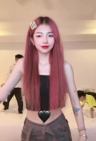 3. Hottest Bùi Thảo Ly in Black Crop Top
