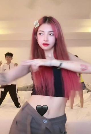4. Hottest Bùi Thảo Ly in Black Crop Top