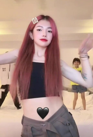 5. Hottest Bùi Thảo Ly in Black Crop Top