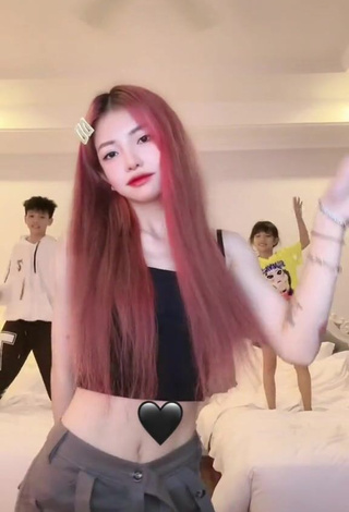 6. Hottest Bùi Thảo Ly in Black Crop Top