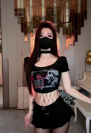 2. Beautiful Han Qui in Sexy Crop Top