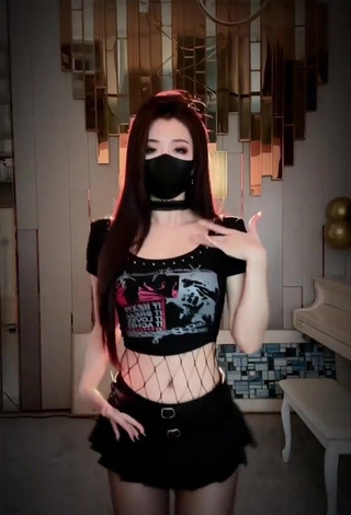 4. Beautiful Han Qui in Sexy Crop Top