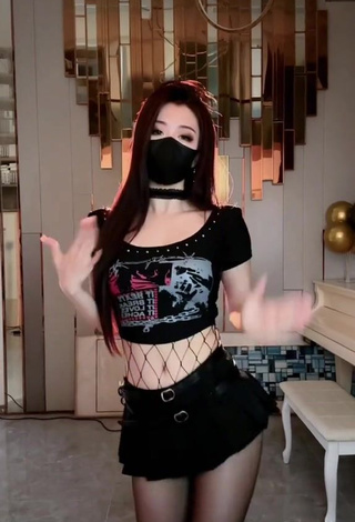 5. Beautiful Han Qui in Sexy Crop Top