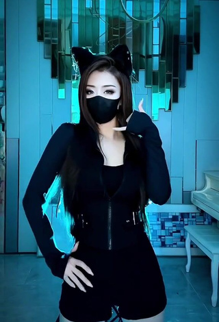 Sexy Han Qui Shows Cosplay